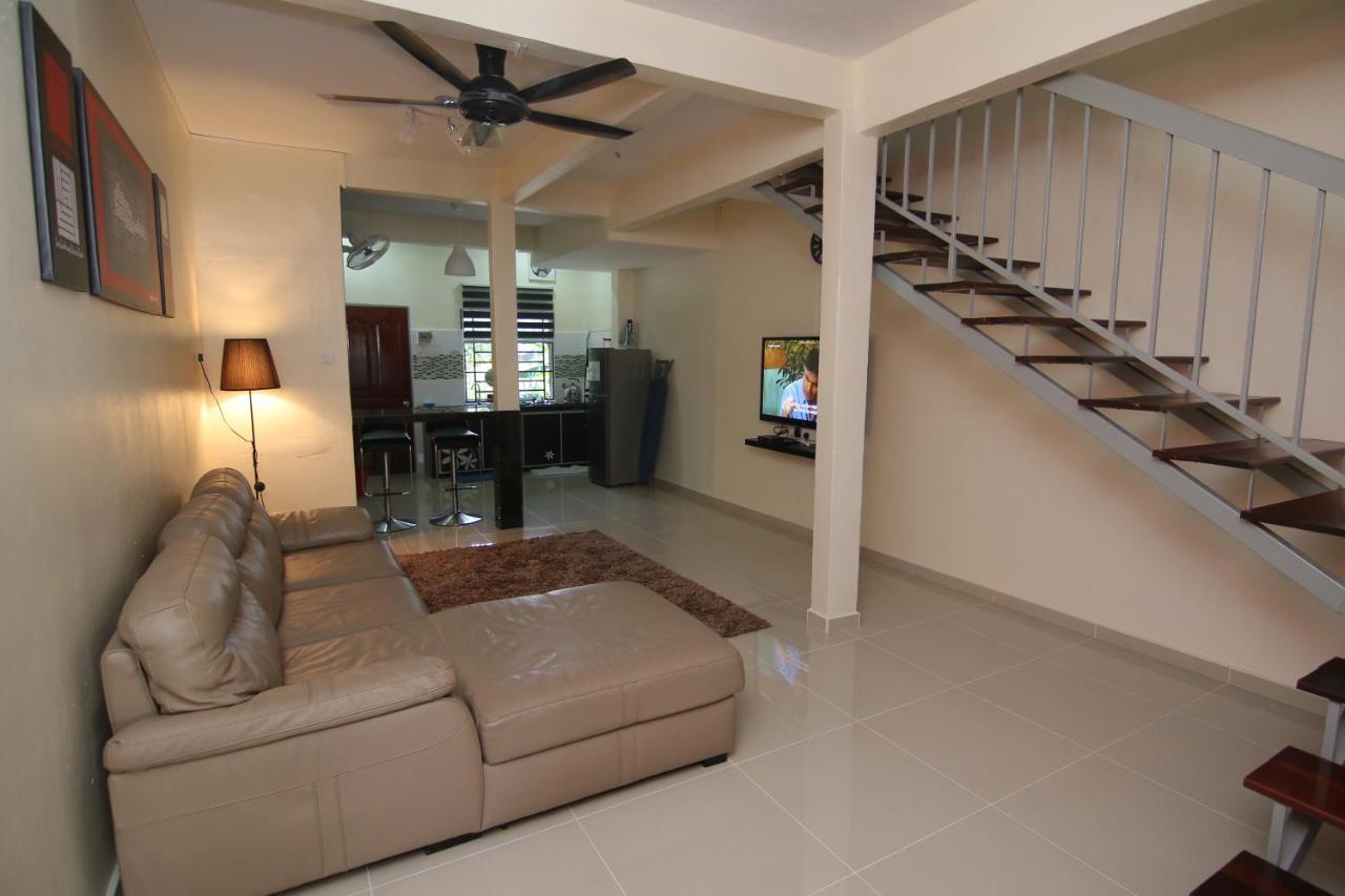 Homestay Hj Esmon 3 Uthm Parit Raja Exterior photo