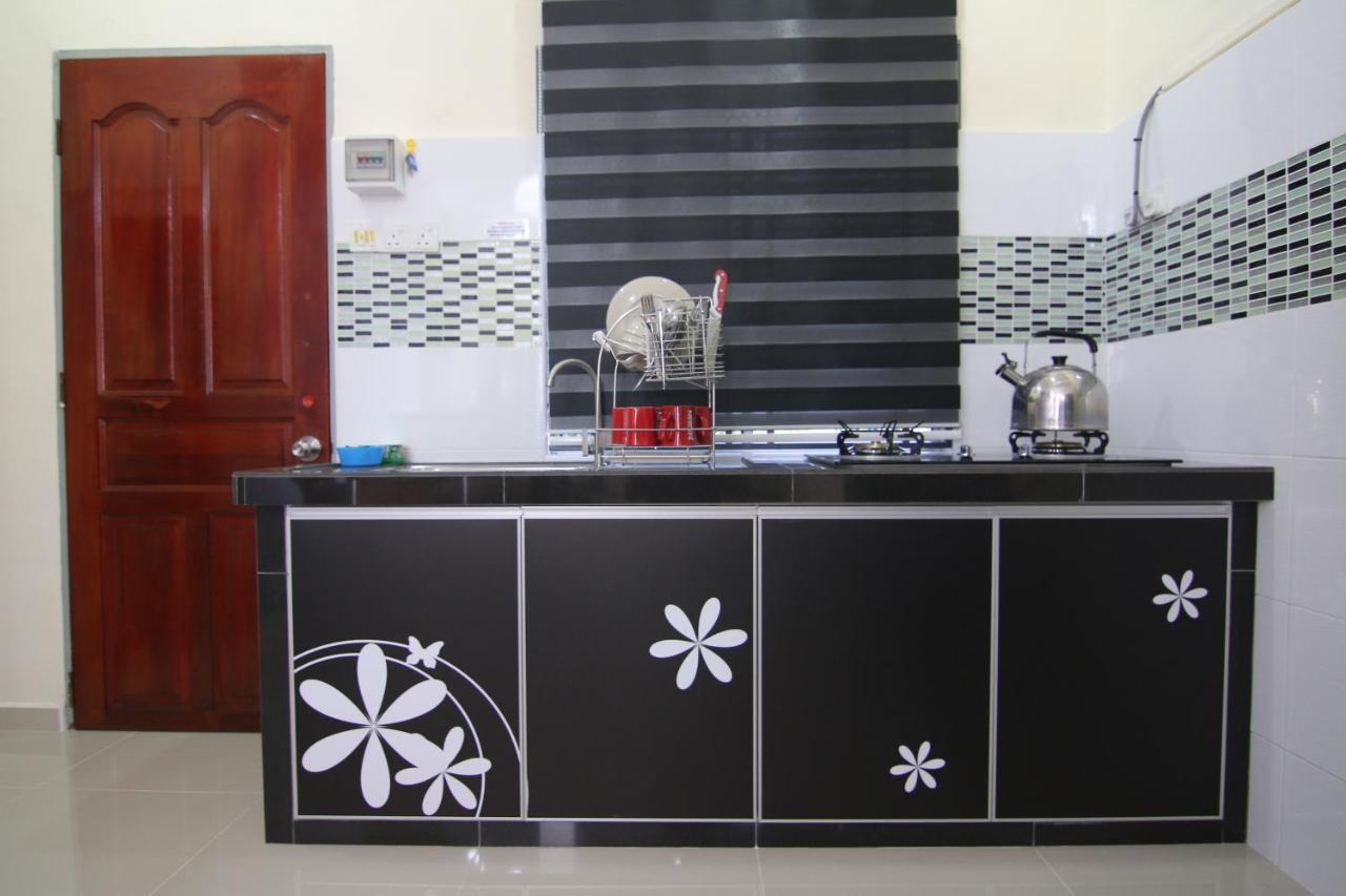 Homestay Hj Esmon 3 Uthm Parit Raja Exterior photo